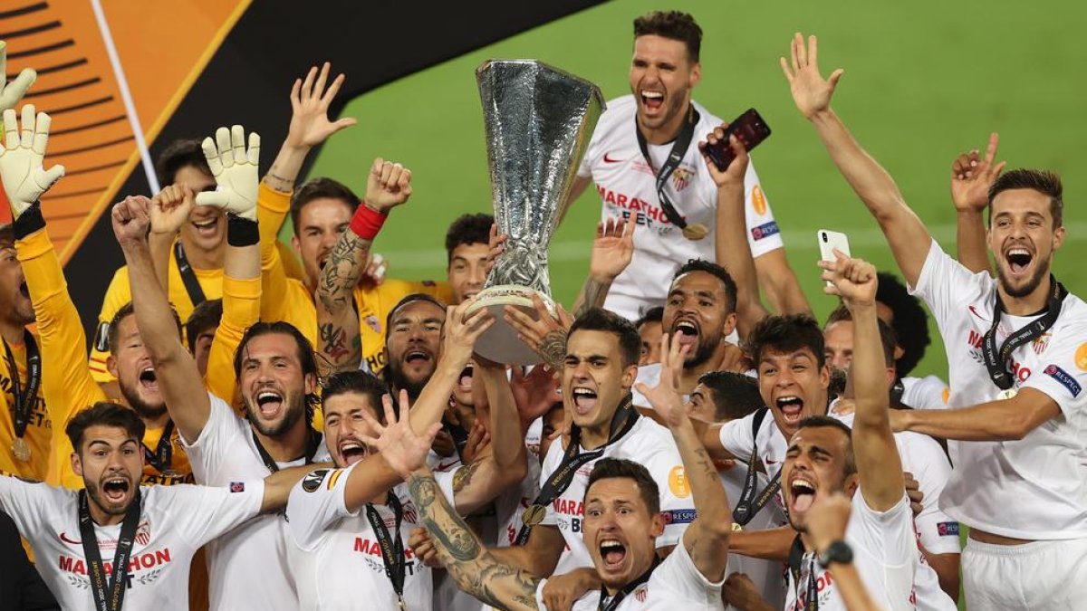 Els futbolistes del Sevilla celebren el seu sisè títol a la Lliga Europa al guanyar a la final l’Inter.