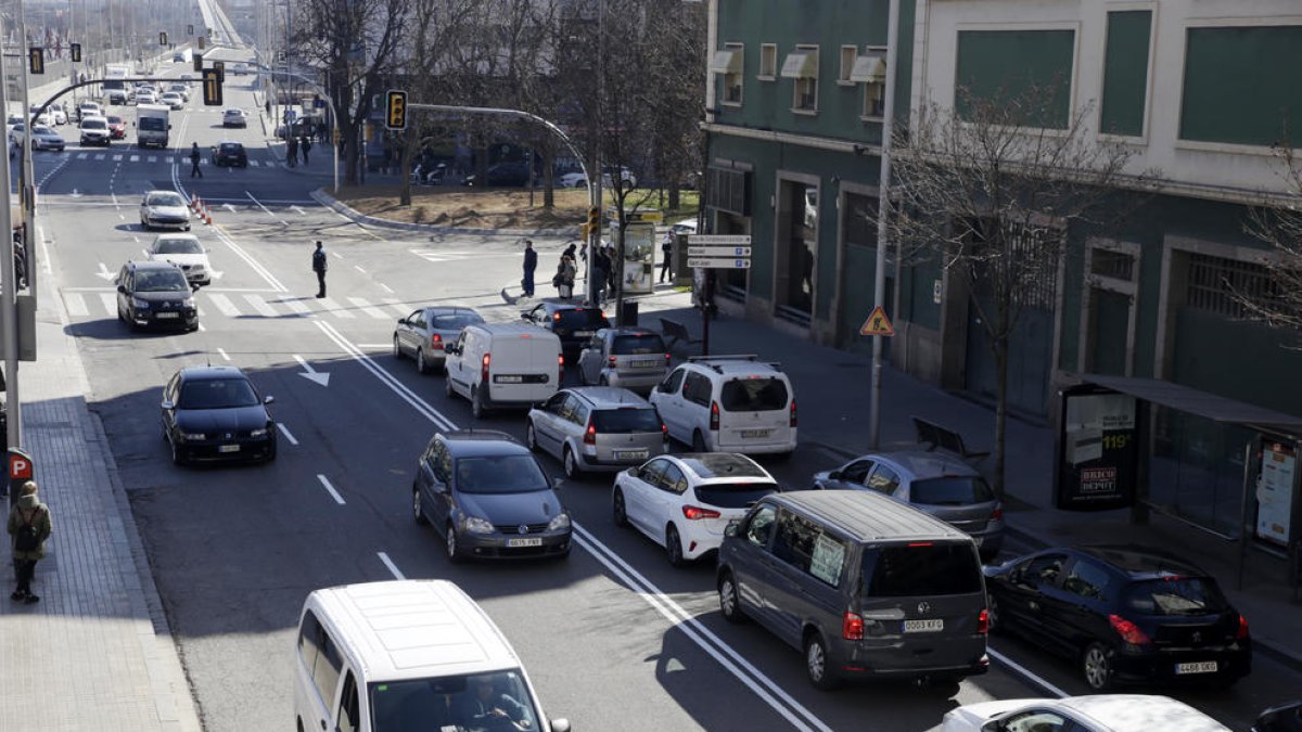 El carrer Príncep de Viana, amb dos carrils de circulació per sentit