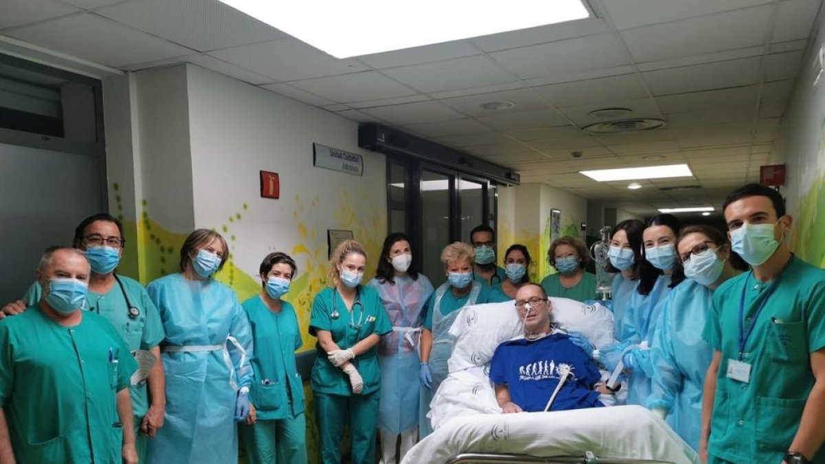 El paciente junto a profesionales de la UCI del hospital Reina Sofía de Córdoba y su familia.