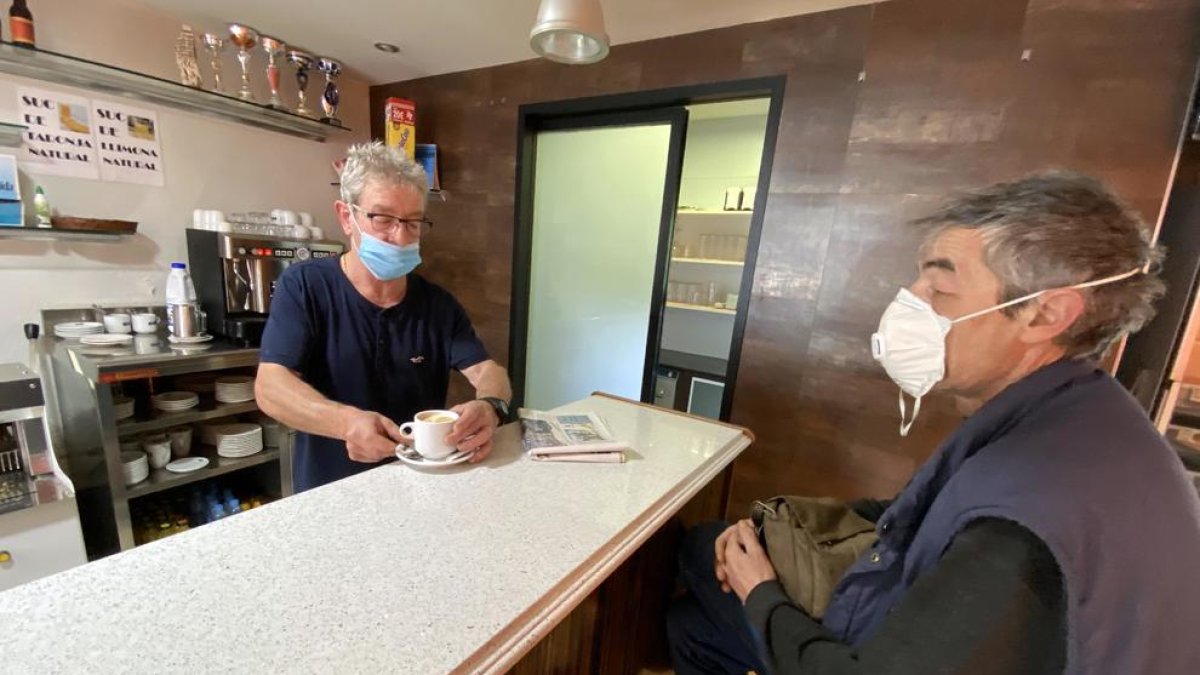 Imagen de un cliente consumiendo ayer en la barra del bar El Molí de Torà. 