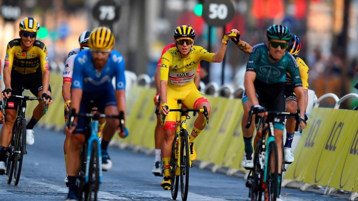 La última jornada del Tour de Francia fue un homenaje al joven ganador, Tadej Pogacar.