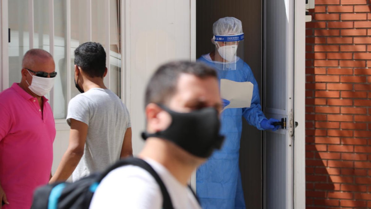 Una sanitària amb una llista de pacients a les portes del CAP Sant Pere de Reus, habilitat per practicar tests massius, ahir.