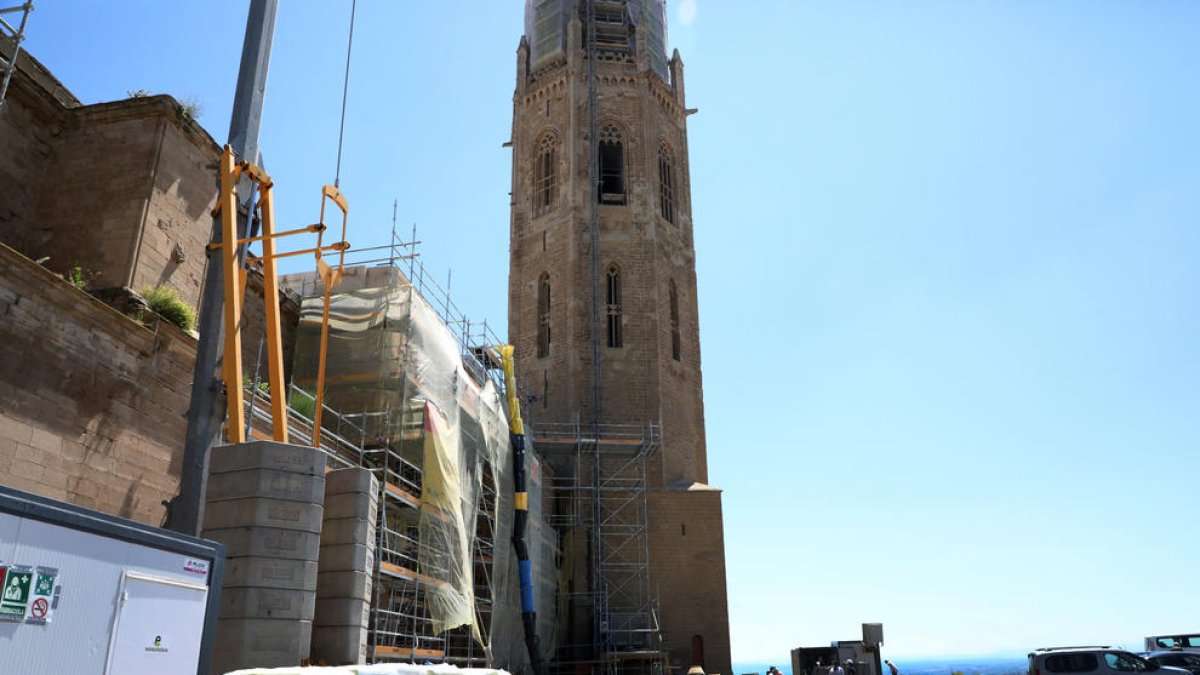 Las obras de restauración arrancaron ayer en el área de la Porta dels Apòstols y del campanario.