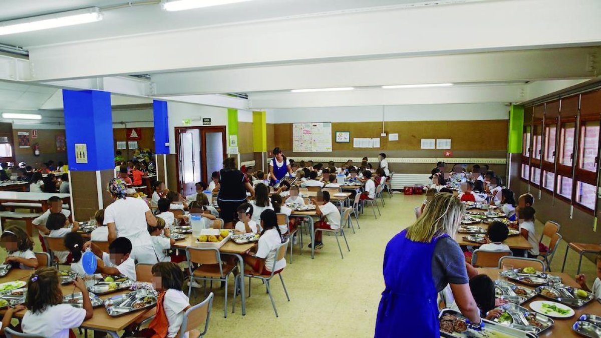 Imatge d'arxiu d'alumnes en un menjador escolar en una escola de Lleida.
