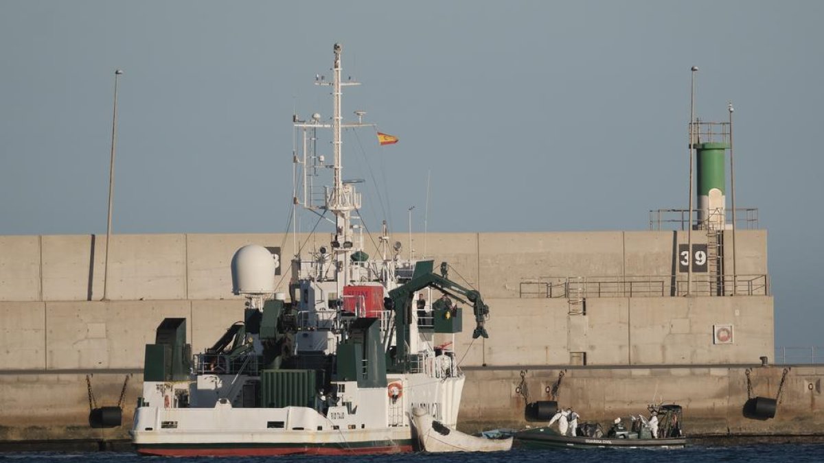 Efectivos de la Guardia Civil al llegar a puerto tras el rescate, ayer.