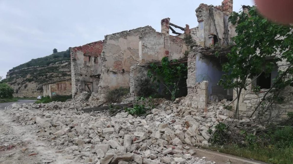 L’ensorrament de l’habitatge va envair totalment la carretera local que va a Mequinensa.