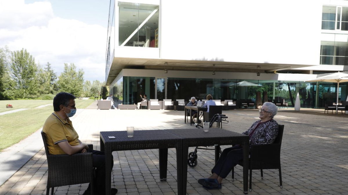 Visita de un familiar a una usuaria de la residencia Betula Alba de Almacelles el pasado 8 de junio. 