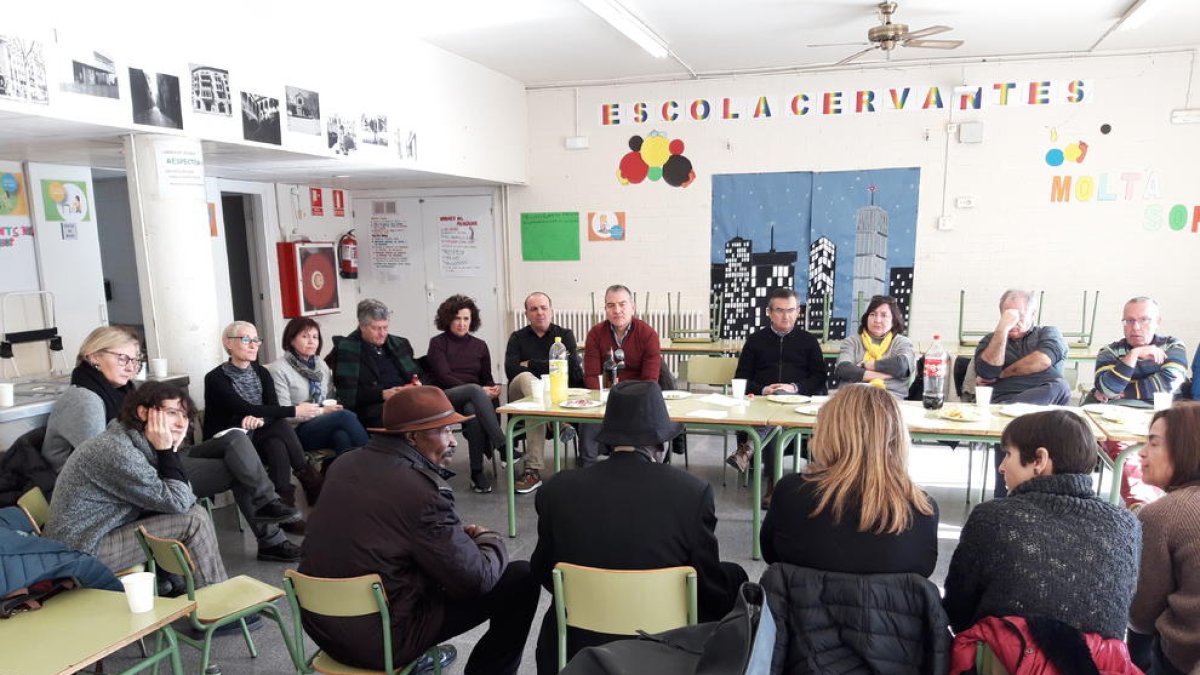 Una vintena de persones van visitar el barri i van participar en diàleg a l’Escola Cervantes.
