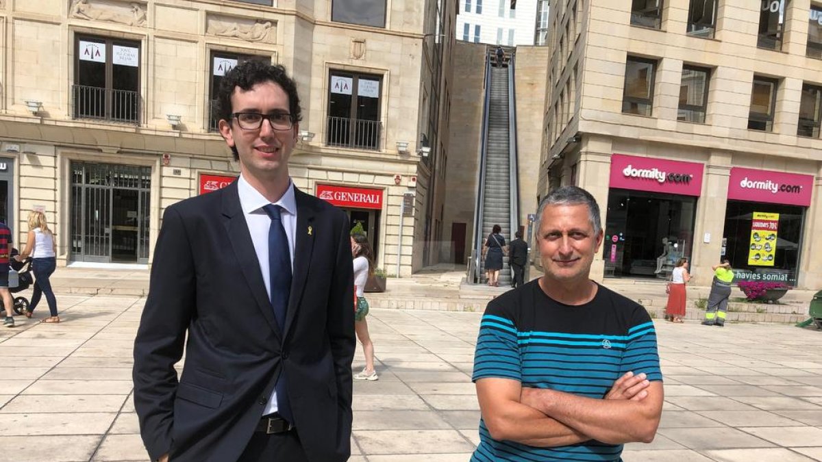 El denunciante, Carlos Garcia, con su abogado, Marc Solanes, en las puertas del juzgado de Lleida