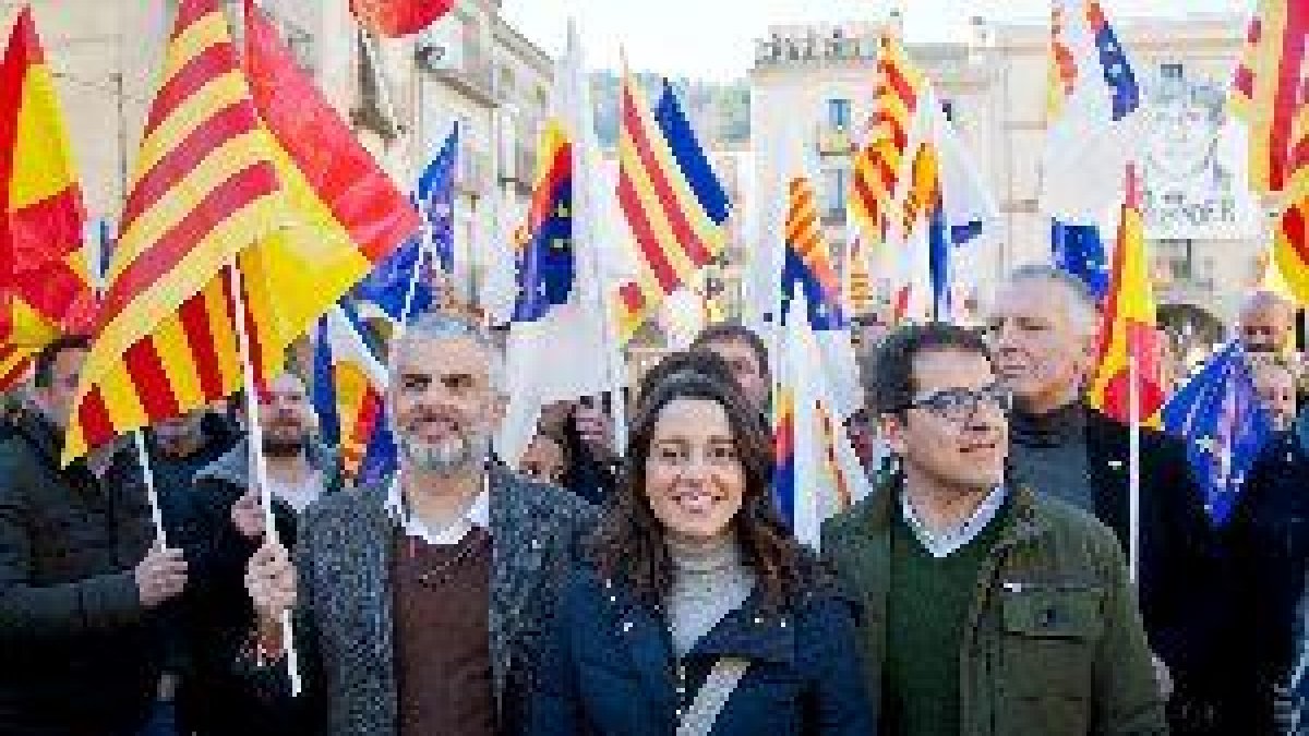 Arrimadas avisa des del poble de Puigdemont que Sánchez pactarà un indult