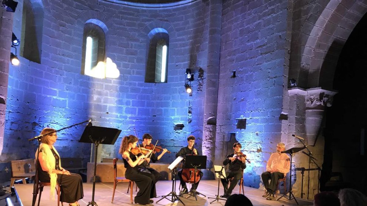 El cuarteto y los rapsodas Carme Alòs y Enric Arquimbau.