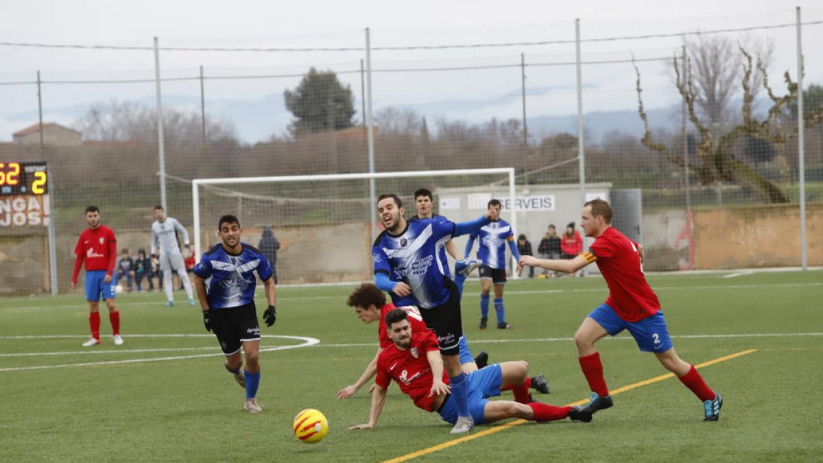 La igualdad y fue la nota predominante en el partido, como recoge la imagen.