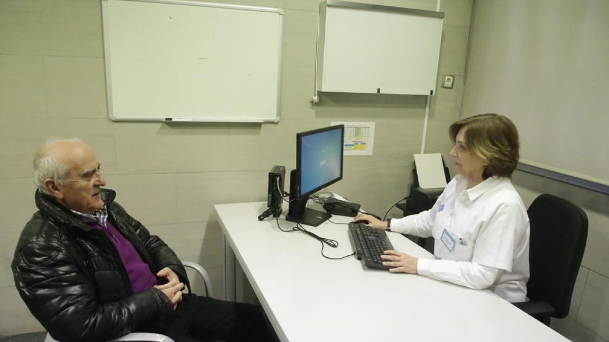 Un paciente en una consulta del CAP de Rambla Ferran, que ahora tiene un médico más.