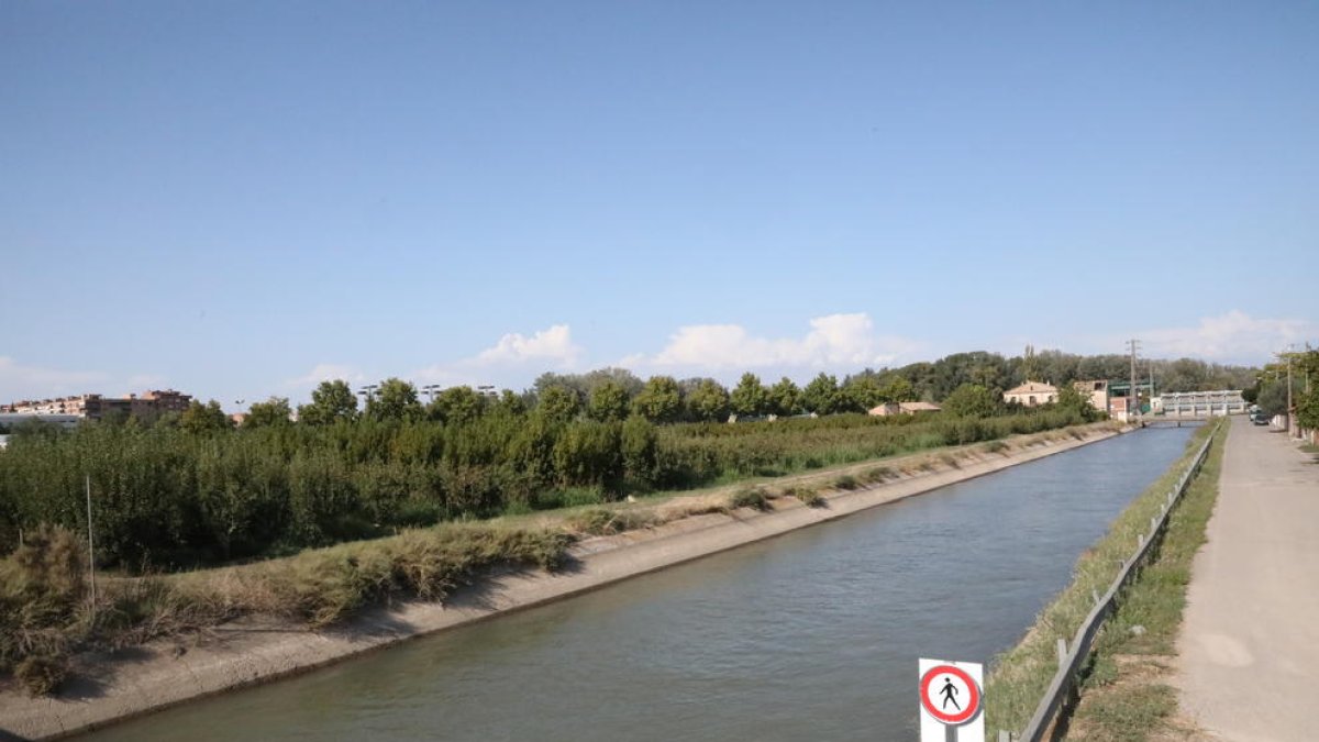 Imagen de archivo de un tramo del canal de Seròs al término municipal de Lleida.