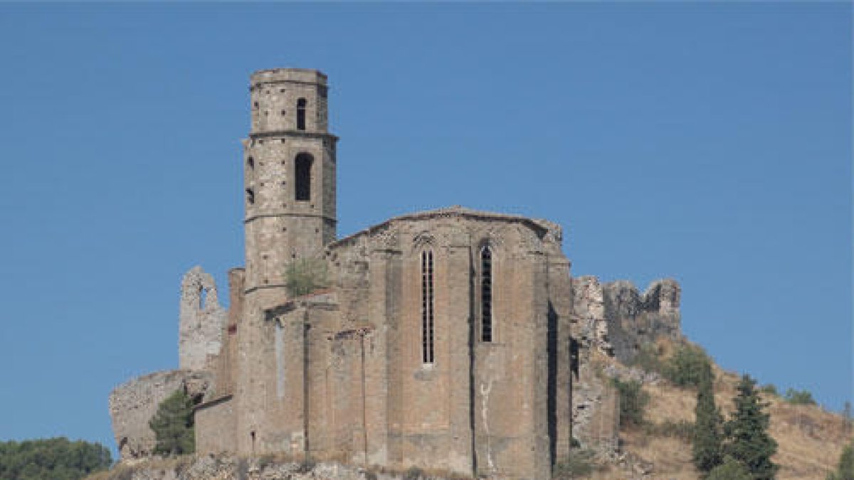 L’església de Santa Maria, en el conjunt patrimonial del castell.