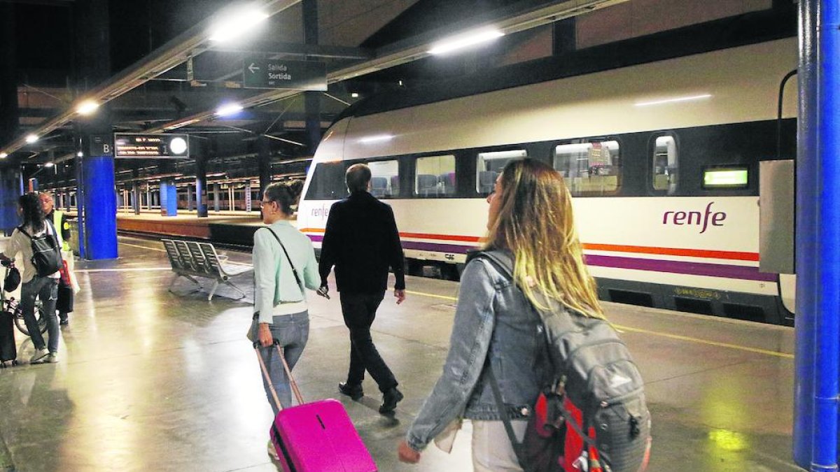 Viajeros de primer tren con tarifas AV City, en la estación de Lleida.