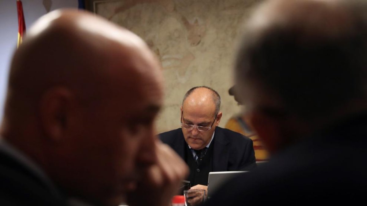 Javier Tebas, centre, i Luis Rubiales, a l’esquerra en primer terme, durant la reunió.