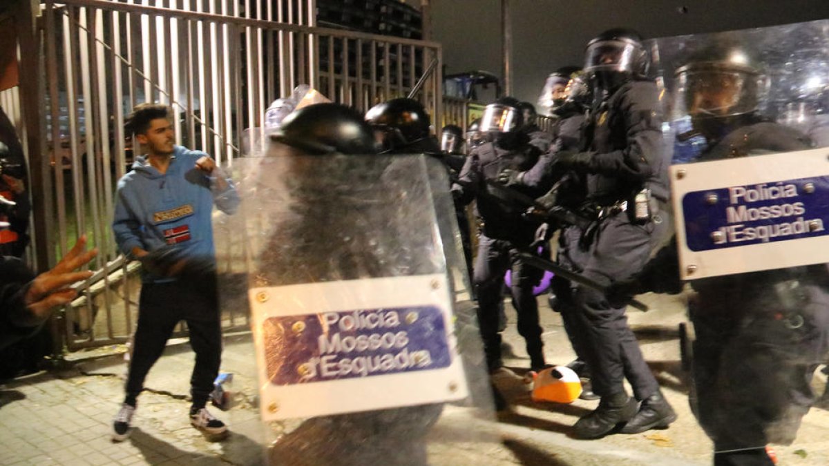 Aldarulls i barricades a l'entorn del Camp Nou