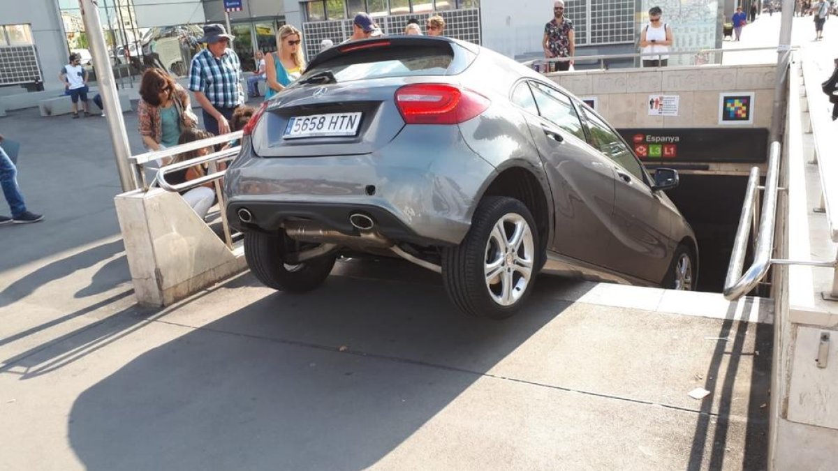 Un coche queda “atrapado” en la boca del metro de plaça Espanya