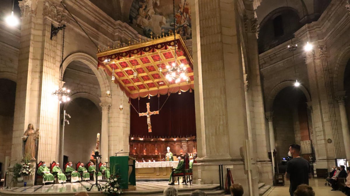 Misa funeral celebrada ayer en la Catedral de Lleida en recuerdo de las víctimas de la pandemia.