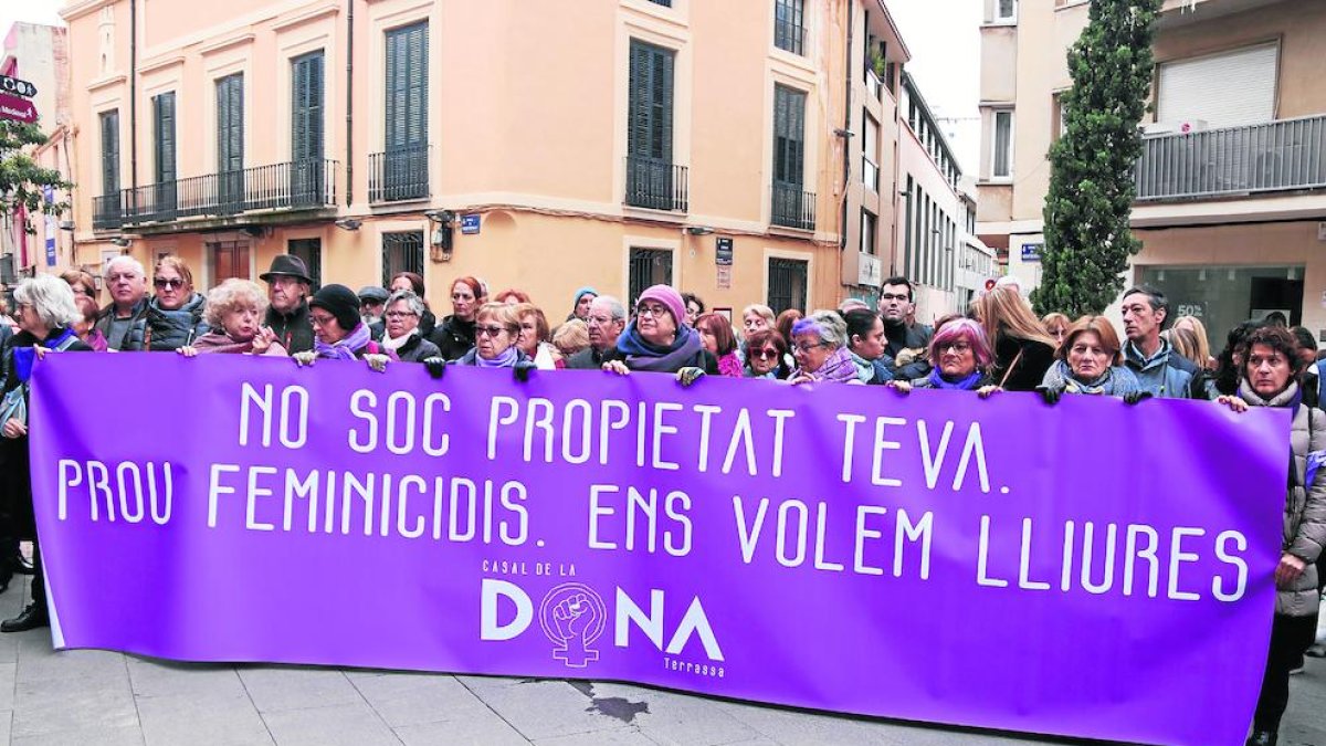 Concentración ayer en Terrassa contra la violencia machista en solidaridad con la mujer asesinada. 