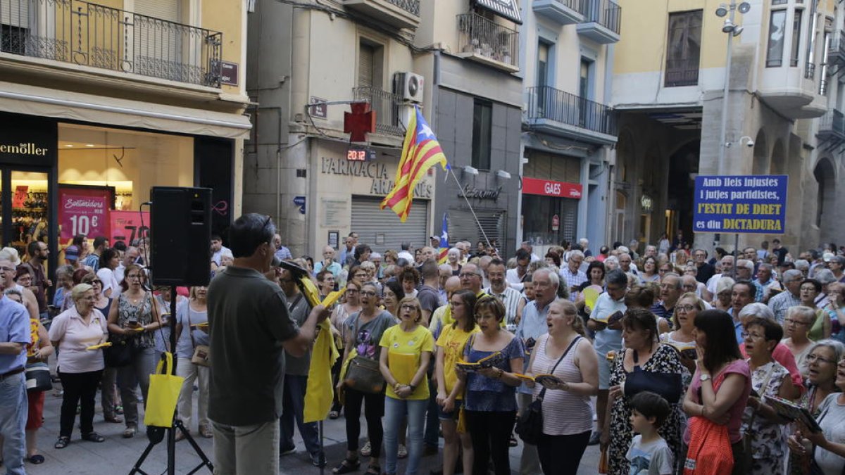 Imagen de los Cantaires per la Llibertat, ayer en la plaza de la Paeria de Lleida.