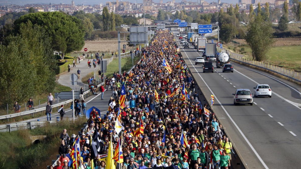 Unes 10.000 persones van sortir de Vic per arribar a Barcelona.