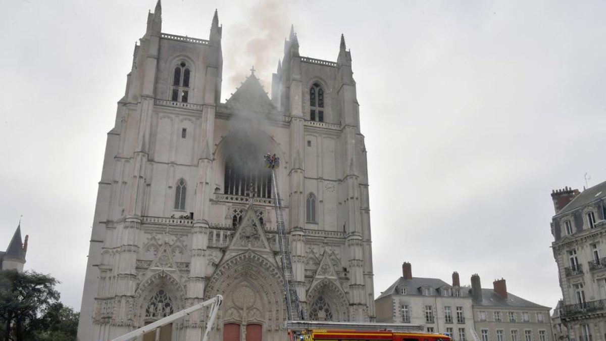 Vista del incendio declarado el sábado en la catedral de Nantes. 