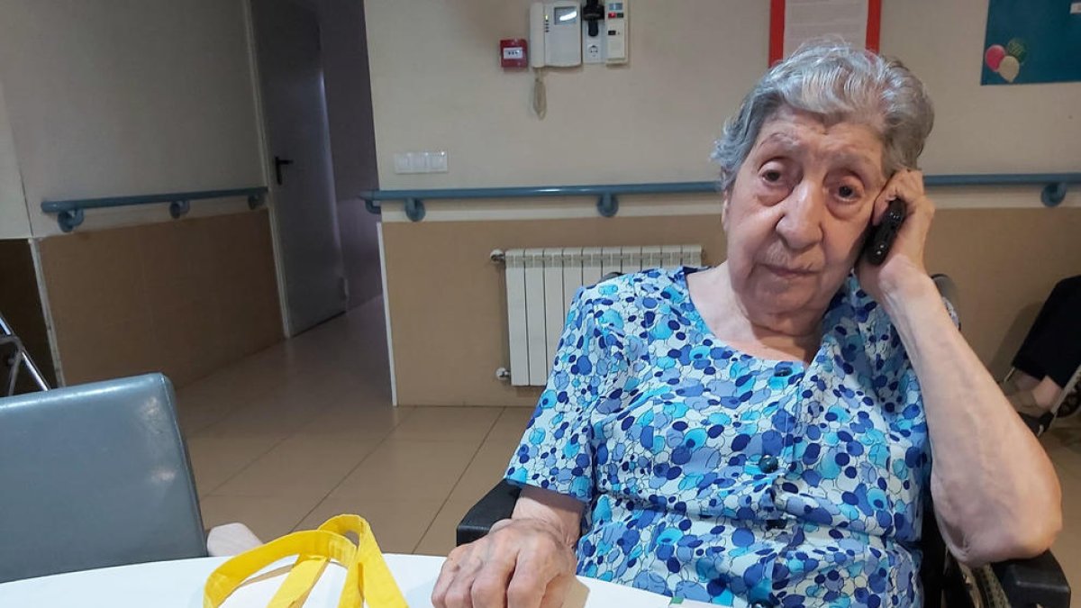 La Núria, de 92 anys, és usuària de la residència El Carme de Tàrrega.