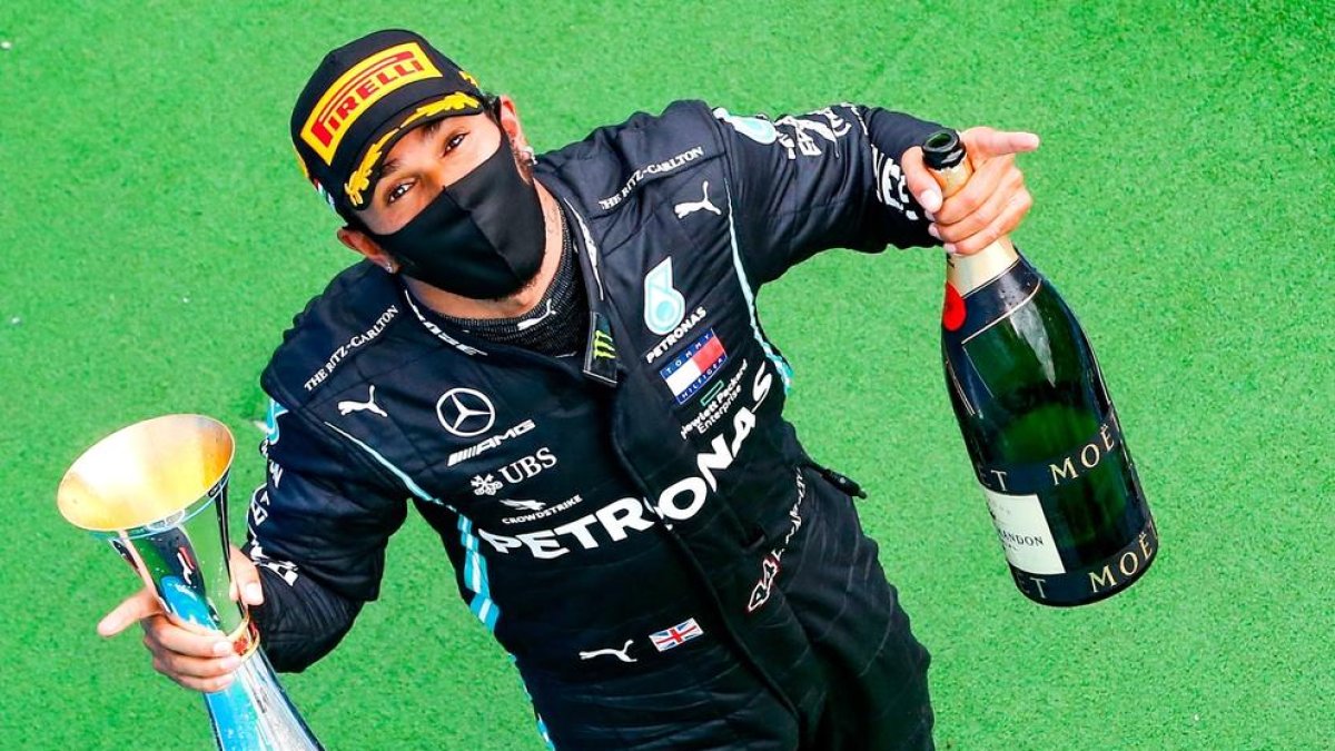 Lewis Hamilton celebra su victoria, ayer en el circuito de Hungaroring.