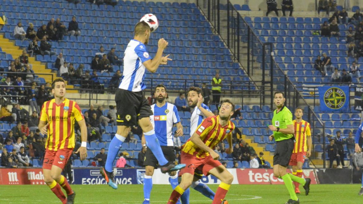 Un defensa del Hércules despeja el balón ante Pedro Martín.