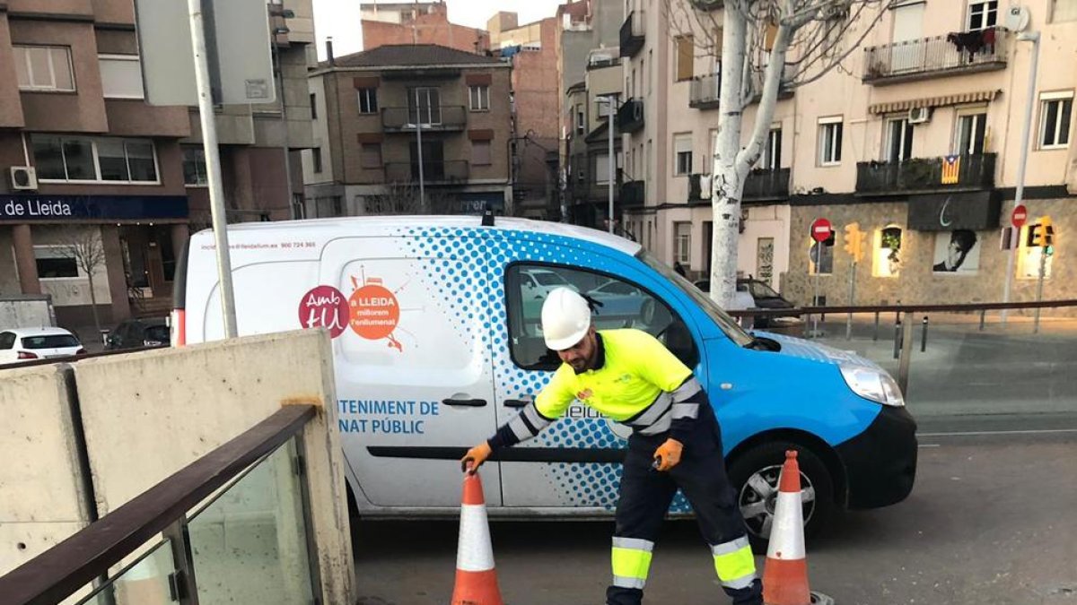 Un operari senyalitza el fanal caigut a la passarel·la.