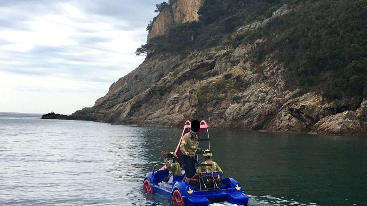 Els Bombers utilitzen un patinet per al rescat d'un submarinista a Tossa de Mar