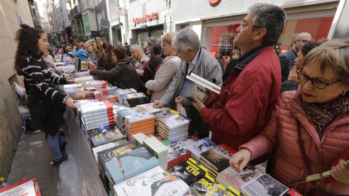 Una concurrida parada de libros en el Eix Comercial de Lleida en Sant Jordi del año pasado.