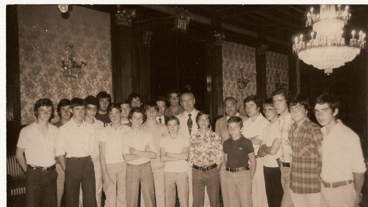 Jugadores de los equipos cadete e infantil durante la recepción en el Gobierno Civil por el doblete estatal en 1976.