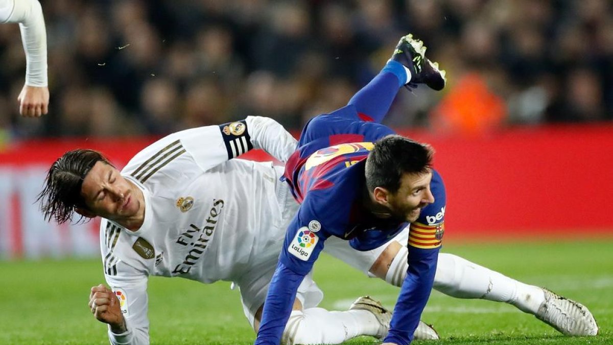 Messi cau de forma aparatosa davant de Sergio Ramos en una de les accions del partit.