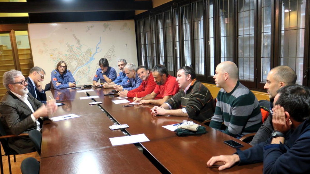 Imatge de la reunió d’ahir entre els bombers i l’alcalde, Fèlix Larrosa.