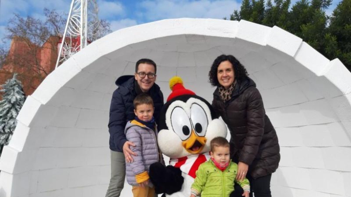 En Blai es va divertir a PortAventura amb els seus pares, Sílvia i Manel i el seu germà Eloi.