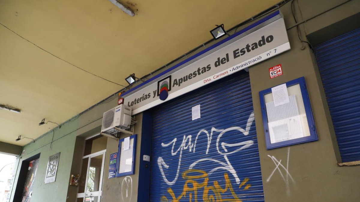 Una administración de lotería de la ciudad de Lleida, ayer con la persiana bajada. 