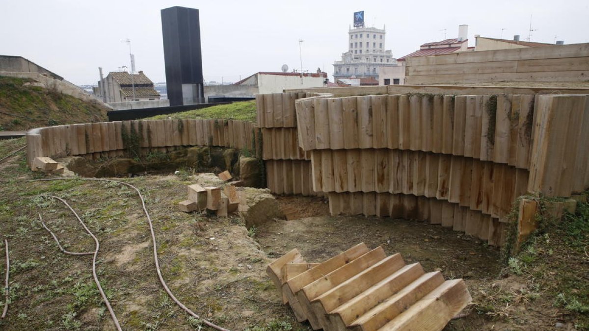 Las estructuras de madera que delimitaban restos de los antiguas casas han sido objeto de vandalismo.