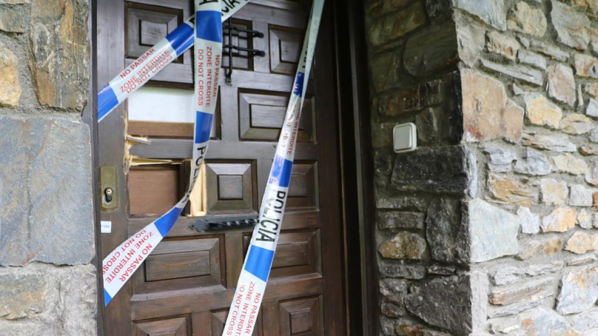 La puerta precintada de la vivienda de Vila, en Encamp (Andorra), donde se habría producido el crimen.