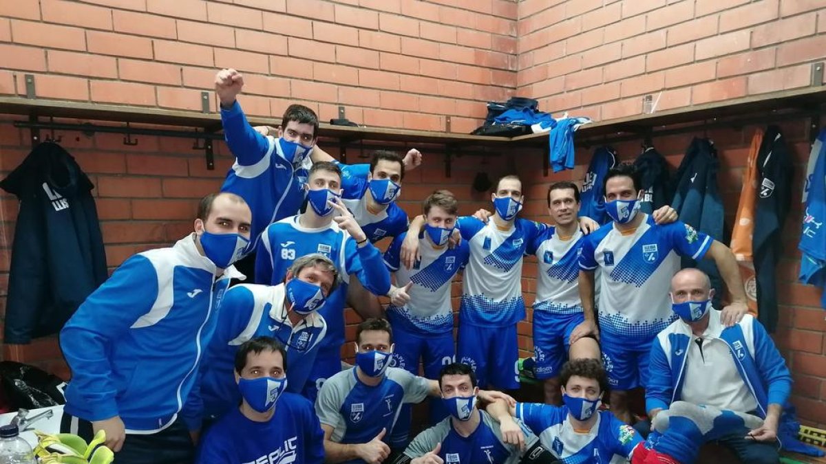 Los jugadores del Lleida Llista celebran su triunfo en el vestuario del Municipal de Palafrugell.