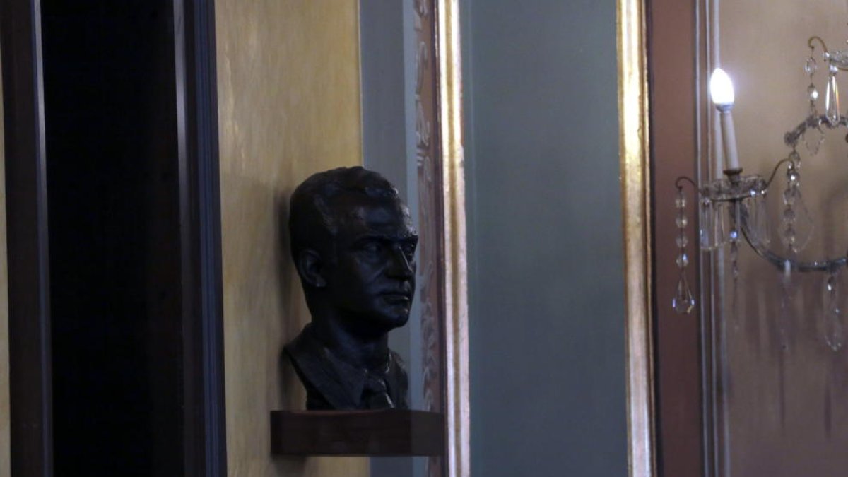 El busto de Juan Carlos I ubicado en el salón de sesiones de la Paeria de Lleida, en una imagen de archivo.