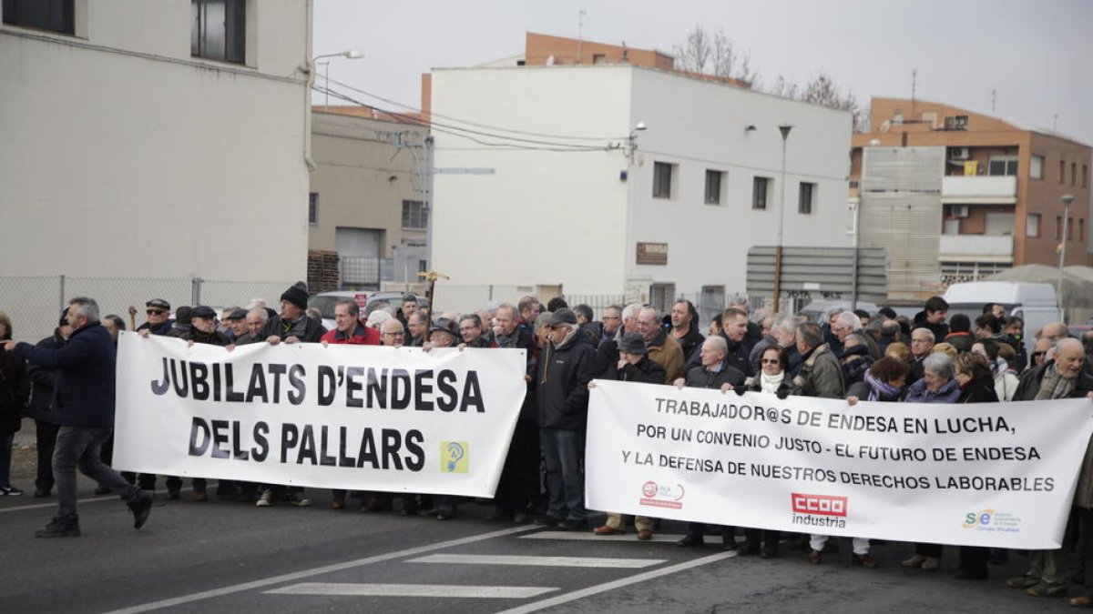 La manifestación a la que asistieron el martes 300 personas en la sede de Endesa en Magraners.