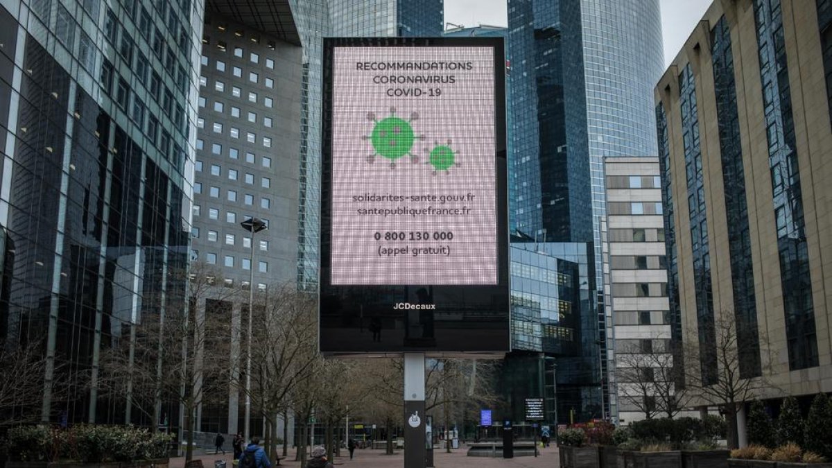 Las calles de las ciudades francesas amanecieron casi vacías tras la jornada electoral del domingo.