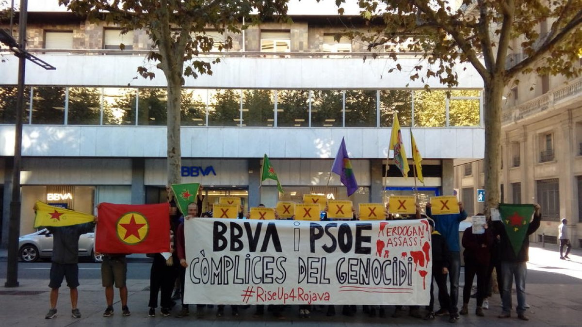 El col·lectiu Ponent amb Kurdistan denuncia el suport a Turquia - Unes 40 persones es van concentrar ahir davant de la seu del PSC i davant d’una de les sucursals del banc BBVA per denunciar les “relacions de tots dos amb l’Estat turc”, pr ...