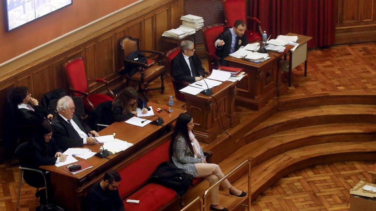 El fiscal Félix Martín, arriba a la derecha, durante su intervención.