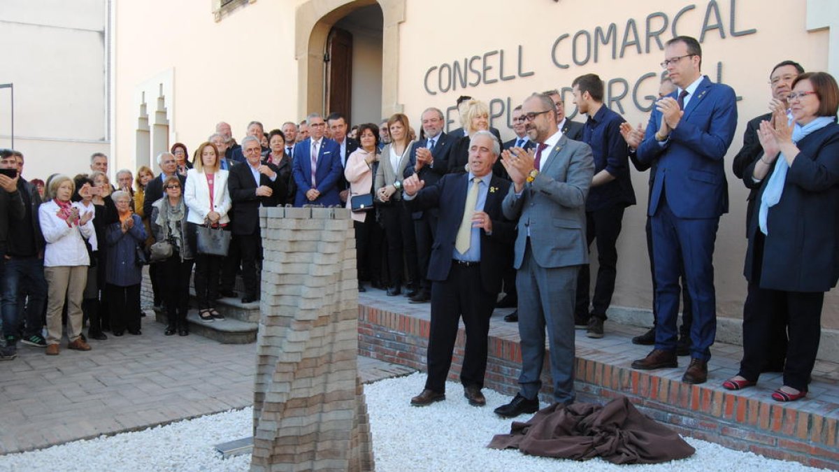 La inauguració del nou monument dedicat als trenta anys del Pla d’Urgell.