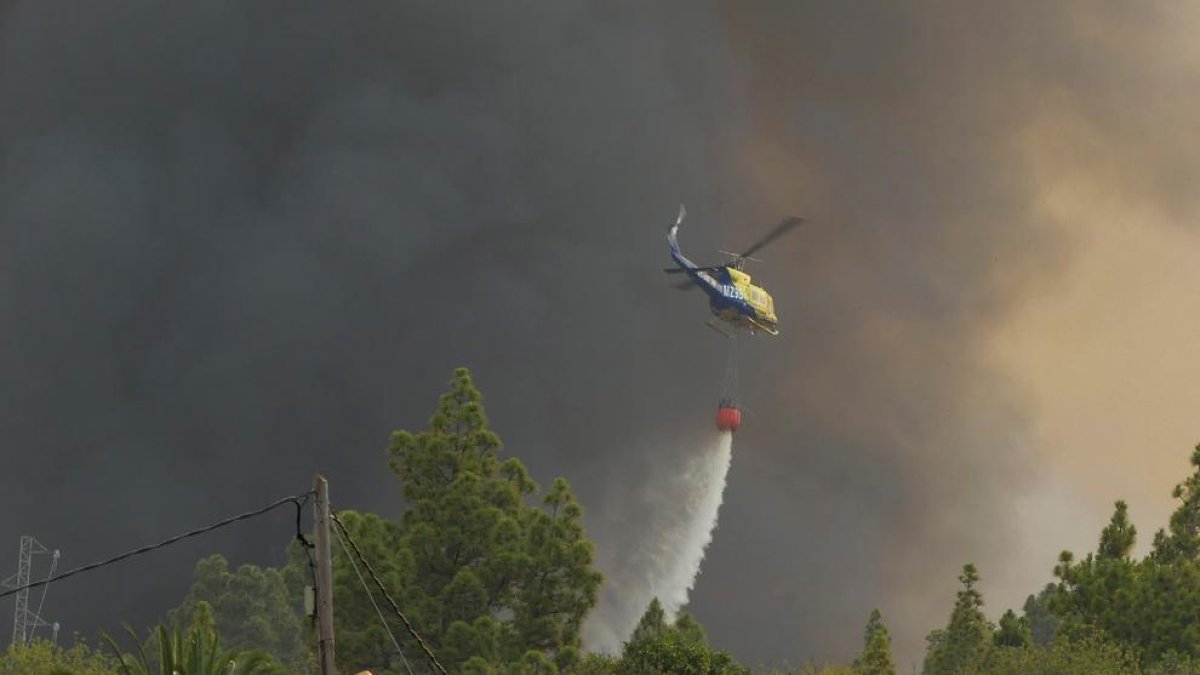 La Palma lucha para contener un incendio que ha quemado 400 hectáreas