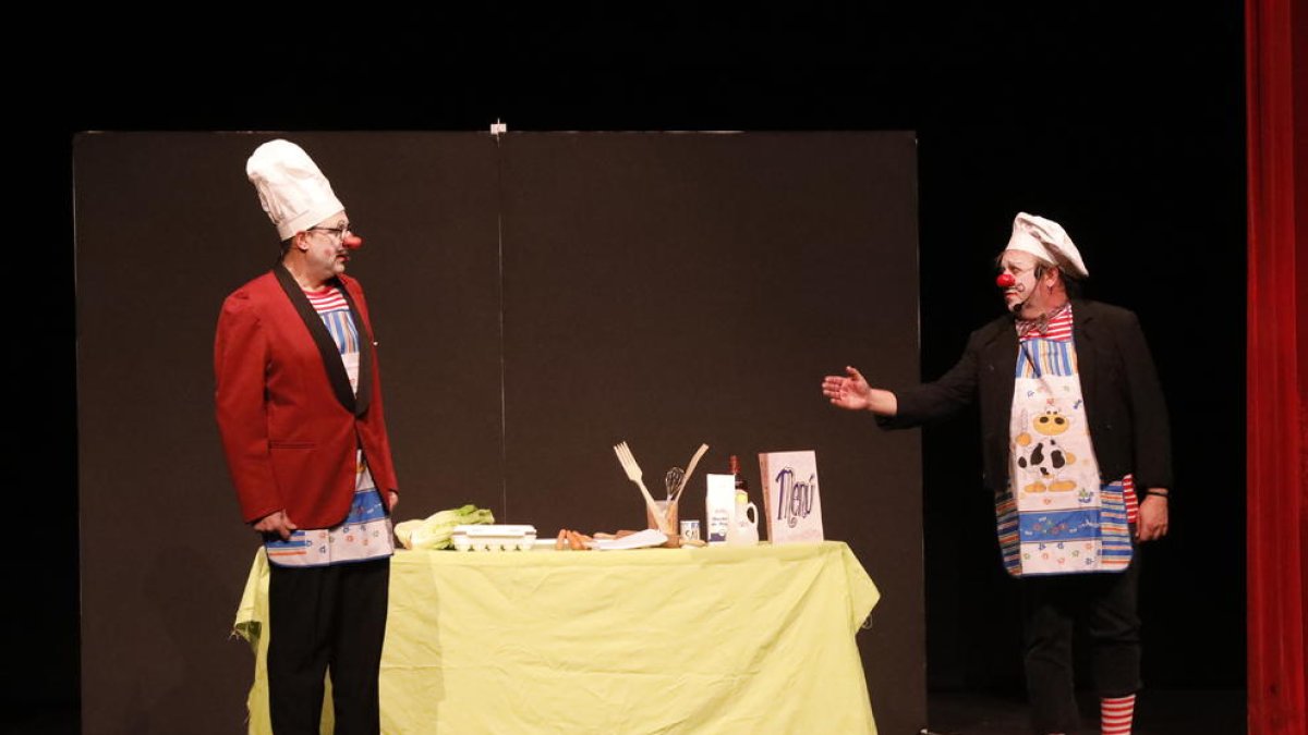 Espectáculo  ‘Avui pollastre...’ de los payasos Puffy & Didí, ayer en el Teatre de l’Escorxador. 